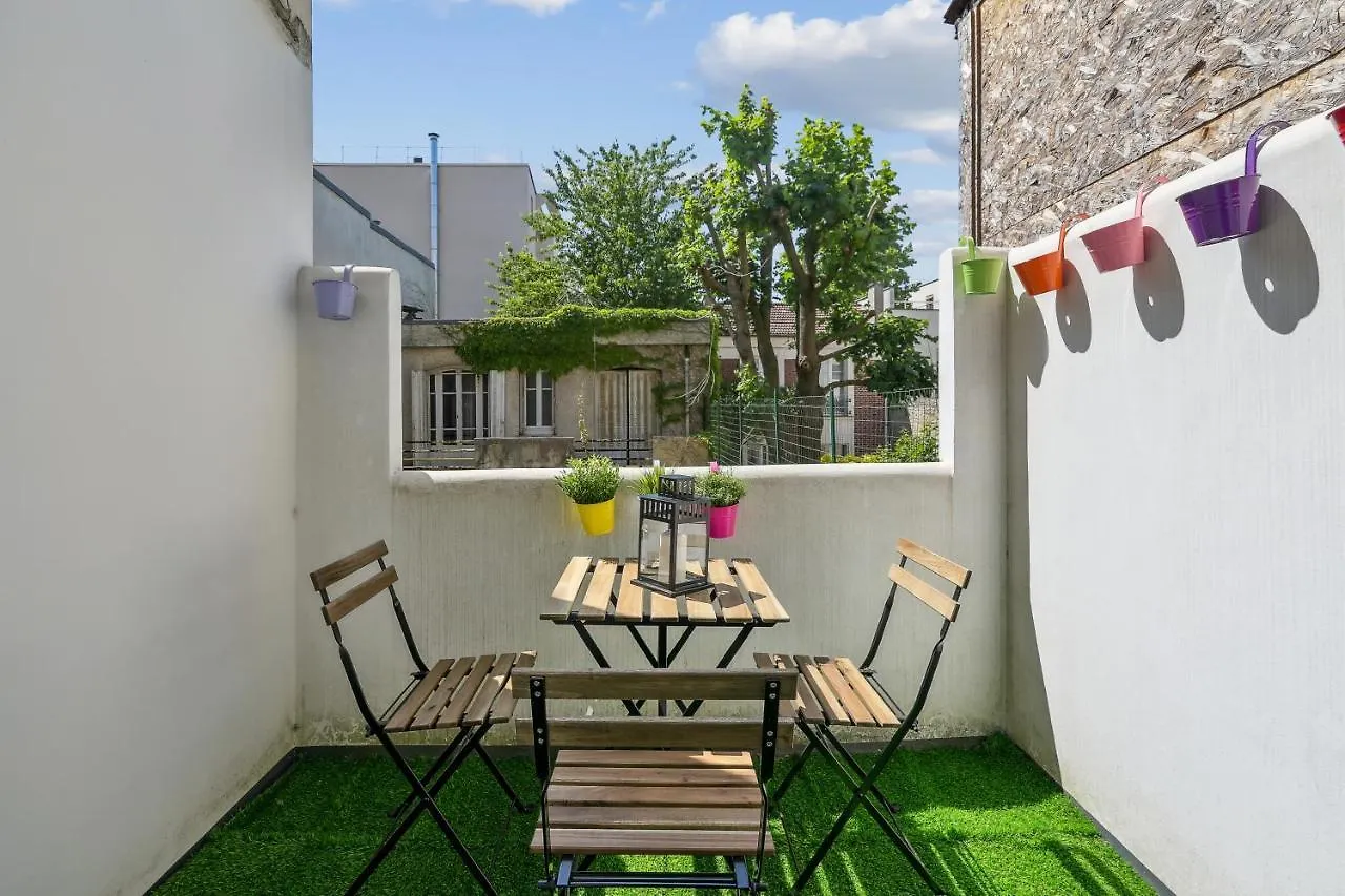 Quiet Studio With Terrace Near Beautiful Garden Lägenhet